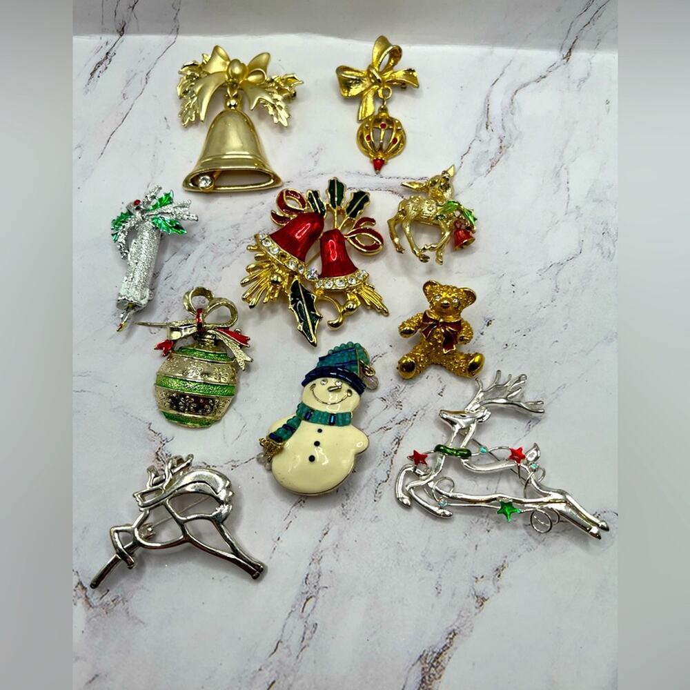 10 assorted Christmas pins/brooches